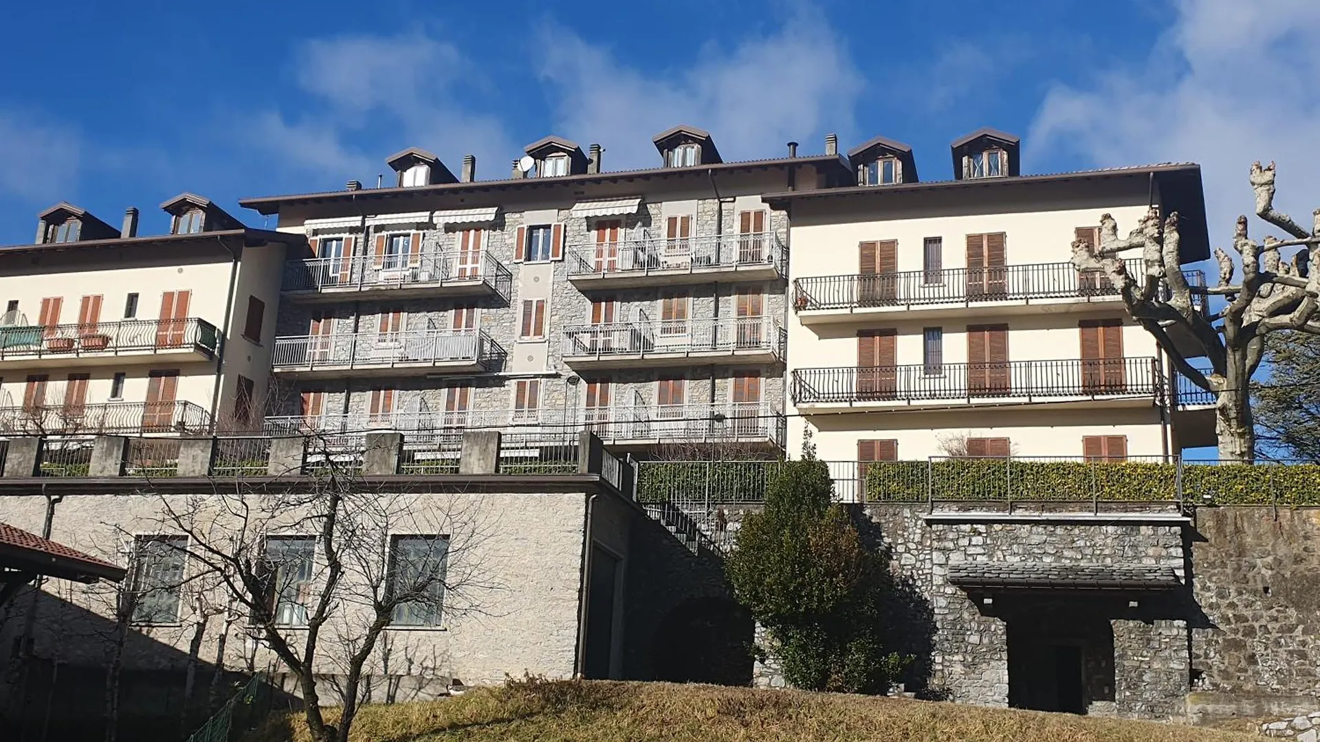 Mansarda Fra Monte E Lago contacts